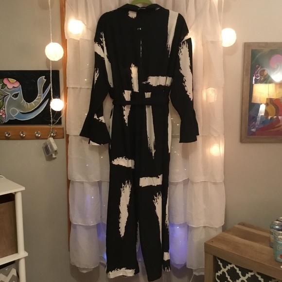 BLOOMCHIC BLACK AND WHITE BUTTON FRONT BRUSHSTROKE JUMPSUIT SIZE US 18-20 - Picture 2 of 9